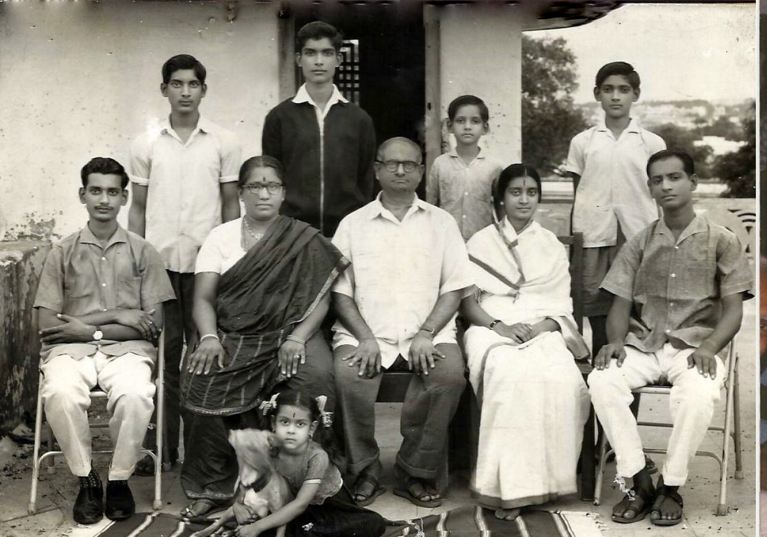 Харди рамануджана. Индиец математик Рамануджан. Индийский математик Рамануджан жена. Харди и Рамануджан. Сриниваса Рамануджан с семьей.